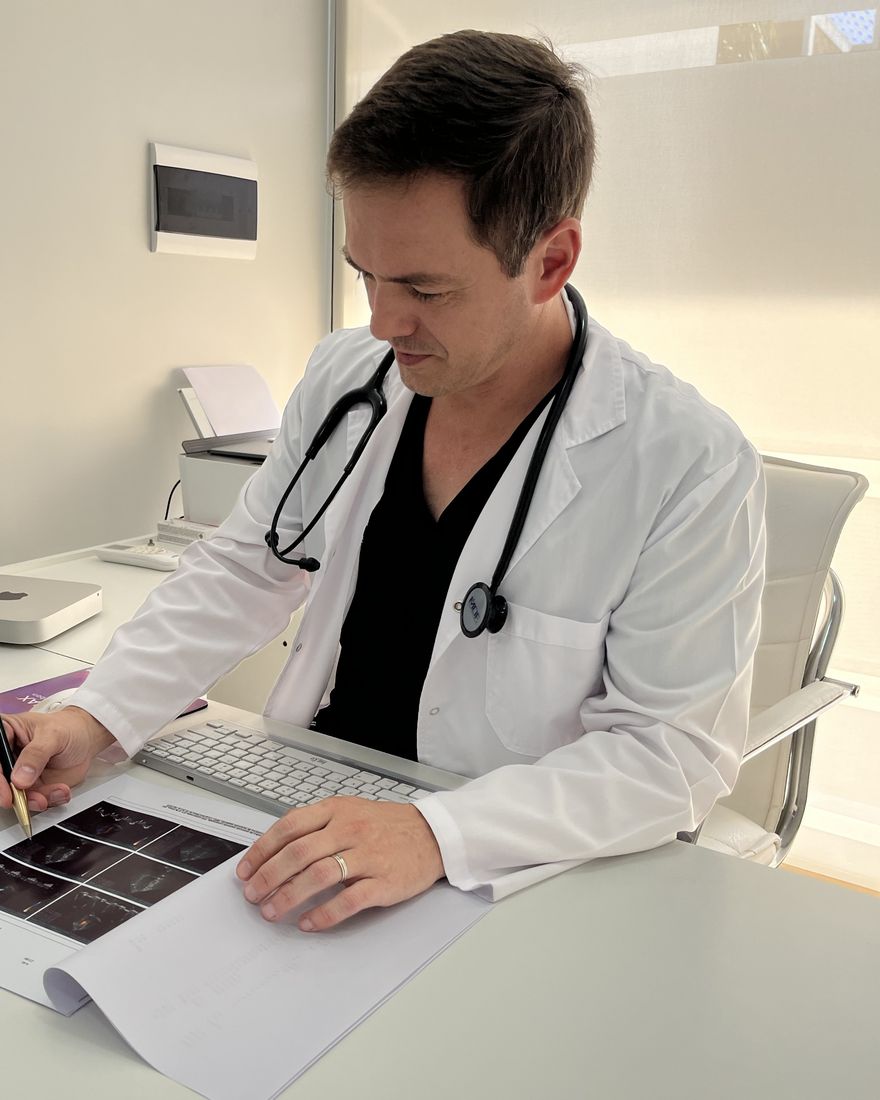 Dr. Tiago Zanus en su consultorio